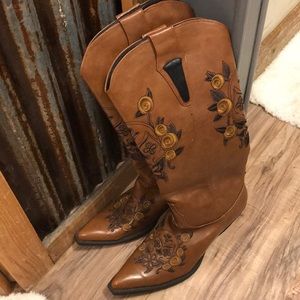 Super cute cowboy style boots !